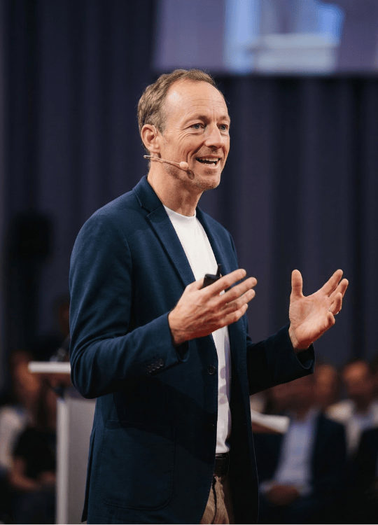 Klaus_Vortrag_Neuro_Leadership Klaus Plaschka im Vortrag als Redner in einem Konferenzsaal.